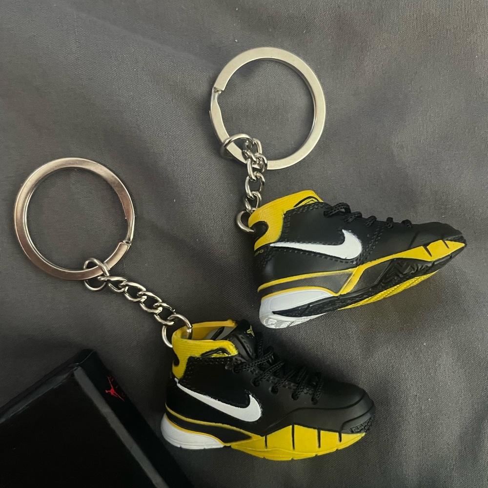 2 Kobe Bryant keychains